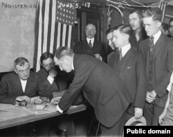 Молодые американцы регистрируются для прохождения военной службы. Нью-Йорк, 5 июня 1917 года