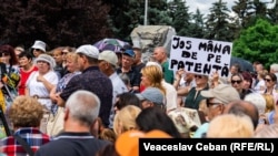 Mai mulți deținători de patentă au protestat luni, 26 iunie, în fața Guvernului de la Chișinău. 