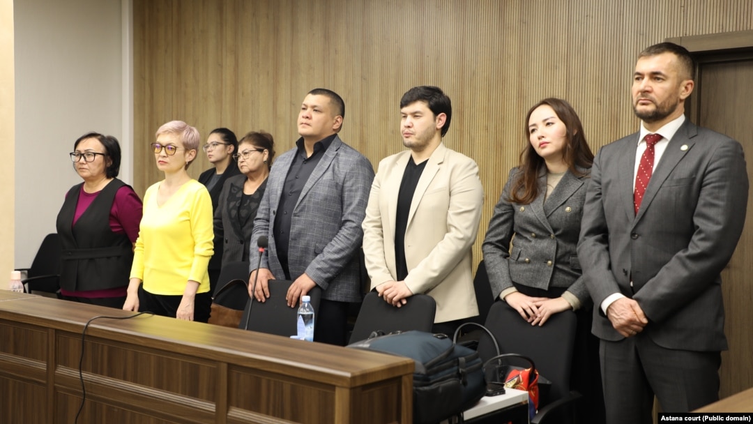 Аня Сакова кеуделерімен мастурбация жасайды.