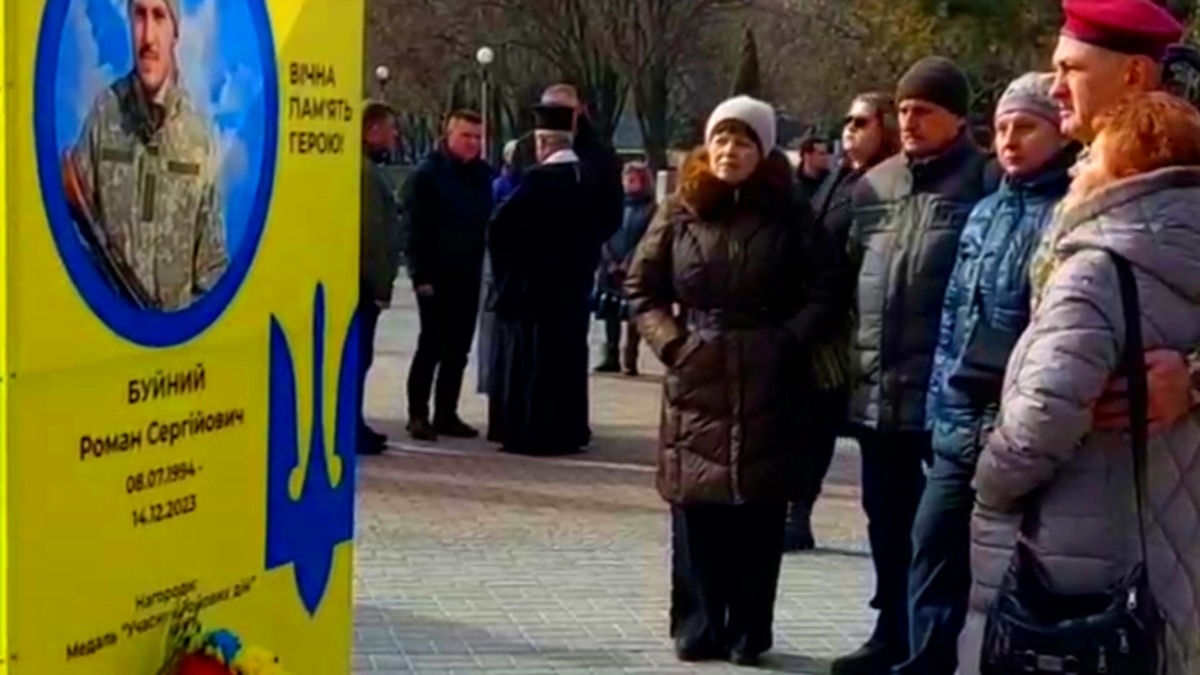 Ukrainians Honor Fallen Soldiers With Exhibition, Religious Service