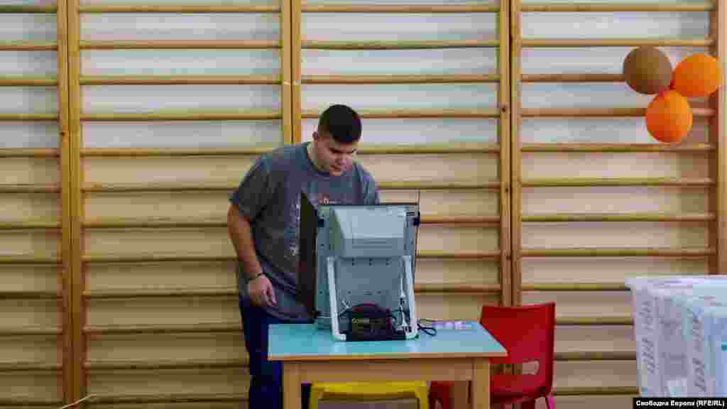 Un tânăr din Bulgaria își exprimă opțiunea politică la un aparat de vot. Bulgarii votează pentru a șasea oară în ultimii trei ani, pe fondul unei instabilități politice în creștere. După ultimele alegeri, de anul trecut, CCDB, un partid pro-occidental și reformist, și GERB-ul lui Borisov au convenit asupra unui guvern de 18 luni cu o rotație a prim-miniștrilor, dar soluția nu a funcționat.