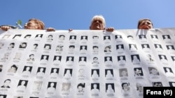 Plakat sa imenima i fotografijama ubijenih u Prijedoru.