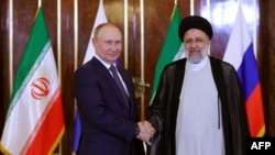 Presidenti rus, Vladimir Putin me homologun e tij iranian, Ebrahim Raisi.