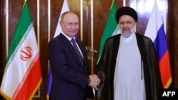 Russian President Vladimir Putin (left) and his Iranian counterpart, Ebrahim Raisi. (file photo)