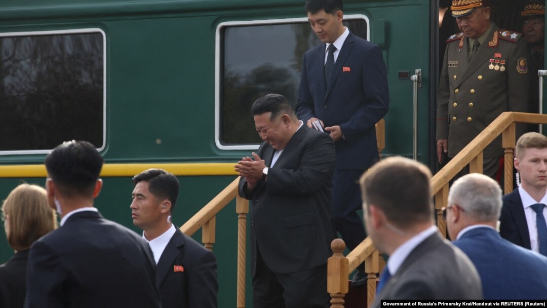Liderul nord-coreean Kim Jong Un ajunge în gara din orașul Artyom, de lângă Vladivostok, în Rusia, pe 16 septembrie 2023. A fost ultima ceremonie de primire înainte de drumul spre Phenian.