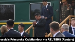 Liderul nord-coreean Kim Jong Un ajunge în gara din orașul Artyom, de lângă Vladivostok, în Rusia, pe 16 septembrie 2023. A fost ultima ceremonie de primire înainte de drumul spre Phenian.