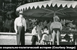 Хрущов з дружиною і внуками в Піцунді на відпочинку. Ліворуч стоїть Мікоян. 1962 рік
