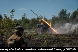 Артилеристи 93 бригади ведуть вогонь по російській піхоті з реактивної системи залпового вогню «Град»