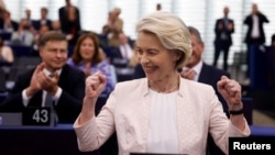 Ursula von der Leyen reagál újraválasztásához mint az Európai Bizottság elnöke az Európai Parlamentben, Strasbourgban 2024. július 18-án