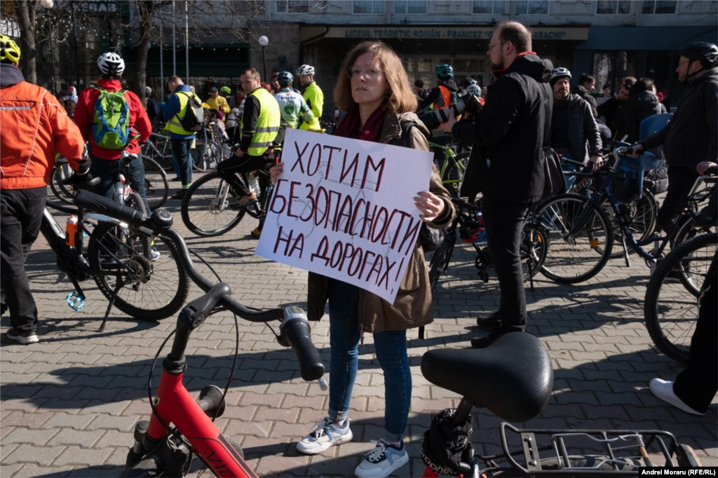 Oamenii au venit cu diferite mesaje scrise pe postere. Aceasta este Olga Eva, fostă biciclistă. Ea povestit special pentru Europa Liberă că a fost biciclistă până la primul accident. &bdquo;Nu a fost vina mea, pur și simplu șoferul nu m-a observat. Aș dori să mă deplasa cu bicicleta prin oraș, dar este destul de periculos.&rdquo;&nbsp;&nbsp;