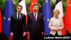 Kineski predsjednik Si Đinping, njegov francuski kolega Emanuel Makron i predsjednica Evropske komisije Ursula fon der Lajen na sastanku u Pekingu 6. aprila 2023. 
