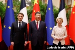 Урсула фон дер Ляєн з президентом Китаю Сі Цзіньпінем та французьким лідером Емманюелем Макроном в Пекіні. 6 квітня 2023 року
