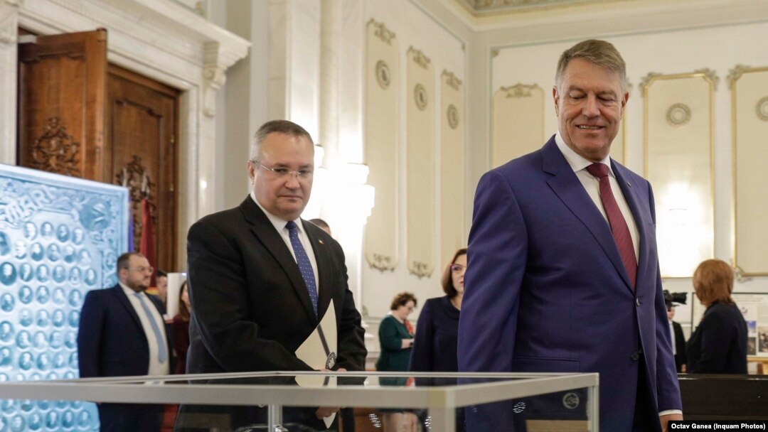 Președintele Klaus Iohannis a dat semnalul încă de ieri că premierul Nicolae Ciucă nu va demisiona astăzi, conform înțelegerilor din coaliția PSD-PNL-UDMR, în timp ce profesorii se află în grevă.