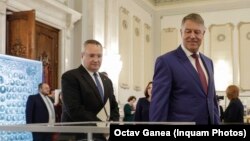 Președintele Klaus Iohannis a dat semnalul încă de ieri că premierul Nicolae Ciucă nu va demisiona astăzi, conform înțelegerilor din coaliția PSD-PNL-UDMR, în timp ce profesorii se află în grevă.