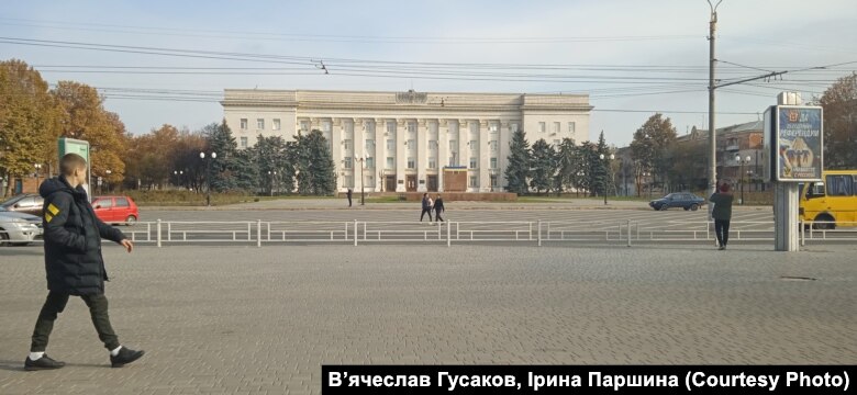 Херсонці тільки дізналися про втечу росіян та появу на околицях міста української армії. На постаменті колишнього пам'ятника з'явився перший після втечі росіян із міста прапор України, 11 листопада 2022 року