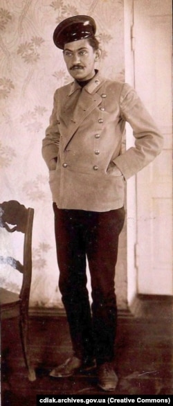 Світлина Дмитра Донцова (1883–1973) з архіву жандармського управління в Києві, зроблена після другого арешту в 1907 році