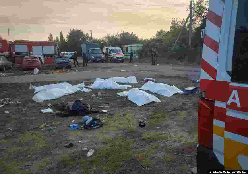 Міністр внутрішніх справ України Ігор Клименко повідомив, що під час обстрілу жителі села, у якому проживає близько 330 осіб, проводили поминки за загиблим українським військовим