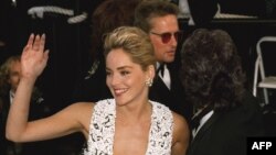  Шарън Стоун театралничи на 7 май 1992 година преди прожекцията на кино лентата 