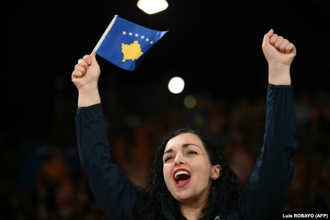 Presidentja e Kosovës, Vjosa Osmani, i gëzohet fitores së Distria Krasniqit në gjysmëfinale. Osmani, por edhe kryeministri i Kosovës, Albin Kurti, kanë përcjellë nga afër të gjitha ndeshjet e xhudistes Krasniqi.