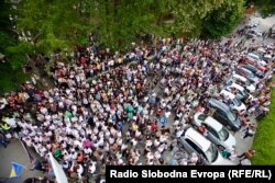 Protestno okupljanje u znak podrške Enisi Klepo koju je pretukao vlasnik hotela u kojem je radila, Jablanica, 9. august 2023.