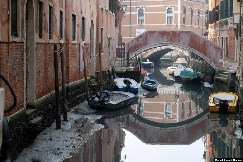 Gondolat në një kanal gati pa ujë në Venecia, shkurt 2023.