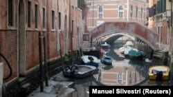 Pamje të njërës prej kanaleve të shterura të Venecias, 17 shkurt 2023.