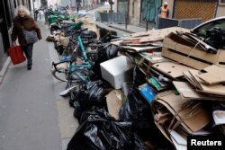 Na ulicama Pariza je hrpa smeće zbog štrajka komunalaca protiv penzione reforme, 17. mart 2023.