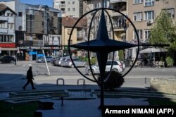 La Prizren, în Kosovo, se găsește probabil singurul monument închinat NATO într-o țară care nu face parte din alianță. Kosovarii vor să devină al 33-lea stat membru, dar au probleme legate de nerecunoașterea țării lor de către unele membre actuale.