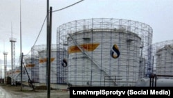 ფოტო არქივიდან. რუსეთის კრასნოდარის მხარის ქალაქ ყუბანის სლავიანსკში მდებარე ნავთობგადამამუშავებელი ქარხანა