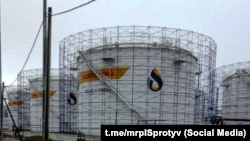 ფოტო არქივიდან. რუსეთის კრასნოდარის მხარის ქალაქ ყუბანის სლავიანსკში მდებარე ნავთობგადამამუშავებელი ქარხანა