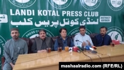 د خبریالانو ملاتړي