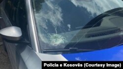 Oštećen automobil Policije Kosova, Zvečan, Kosovo, 5. lipnja 2023.