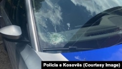 Një veturë e Policisë së Kosovës u sulmua gjatë patrullimit në Zveçan, më 5 qershor 2023.