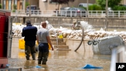 Pripadnici civilne zaštite ispumpavaju poplavnu vodu natrag u rijeku Zrmanju u Obrovcu, Hrvatska, 16. maj 2023.