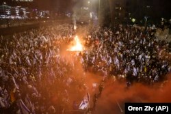 Protest la Tel Aviv în noaptea de după demiterea lui Gallant, 26 martie.