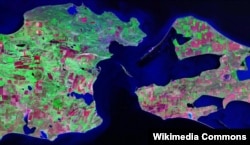Керченська протока і український острів Тузла (знімок NASA)