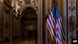 Američka zastava u Brumidi hodniku Senata dok se zastupnici pripremaju za odmor za blagdane, na Capitolu u Washingtonu, 14. decembra 2023.