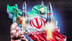 Një burrë duke ecur pranë një baneri që portretizon lëshimin e raketave nga një hartë e Iranit me ngjyrat e flamurit iranian në qendër të Teheranit.