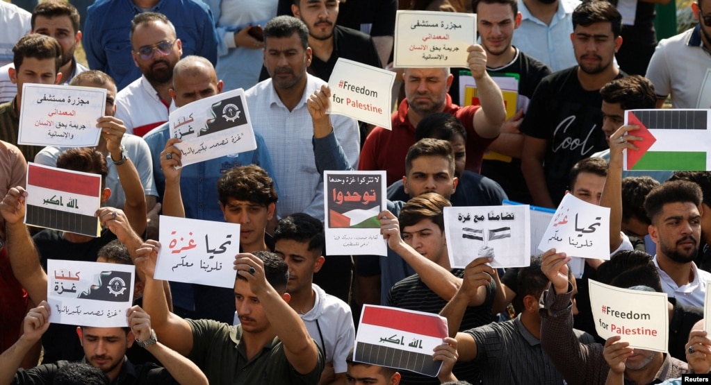 Me pankarta e flamuj palestinezë, irakianët në Mosul protestuan më 18 tetor. 