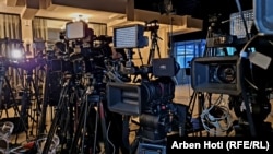 Kamerat e ekipeve të mediave në qendrën mediale në Ohër. Fotografi ilustruese nga arkivi.