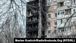 Пошкоджений російськими обстрілами будинок в Авдіївці на Донеччині, 10 березня 2023 року