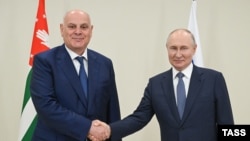 ფოტო: ოკუპირებული აფხაზეთის დე ფაქტო პრეზიდენტი ასლან ბჟანია (მარცხნივ) რუსეთის პრეზიდენტ ვლადიმირ პუტინს 4 ოქტომბერს კრასნოდარის მხარეში შეხვდა.