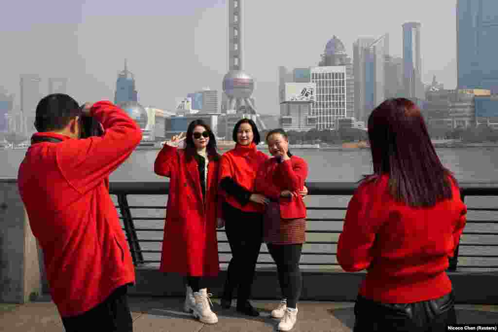 Žene poziraju u Šangaju prvog dana Lunarne godine, 10. februar 2024.