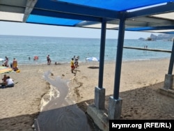 Канализационный сток на пляже в Судаке. Крым, 4 июля 2023 года
