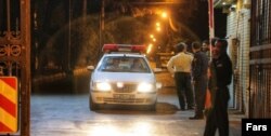 پلیس در نزدیکی محل سکونت داریوش مهرجویی و وحیده محمدی‌فر در شب حادثه
