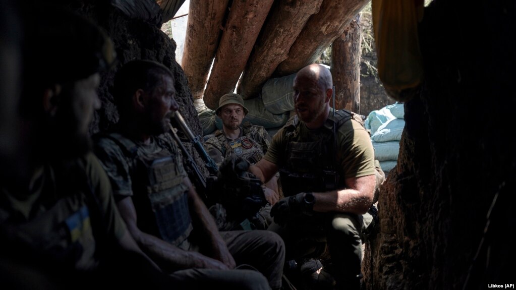 Các binh sĩ Ukraine nghỉ ngơi trong một chiến hào trước đây do lực lượng của Moscow trấn giữ.   