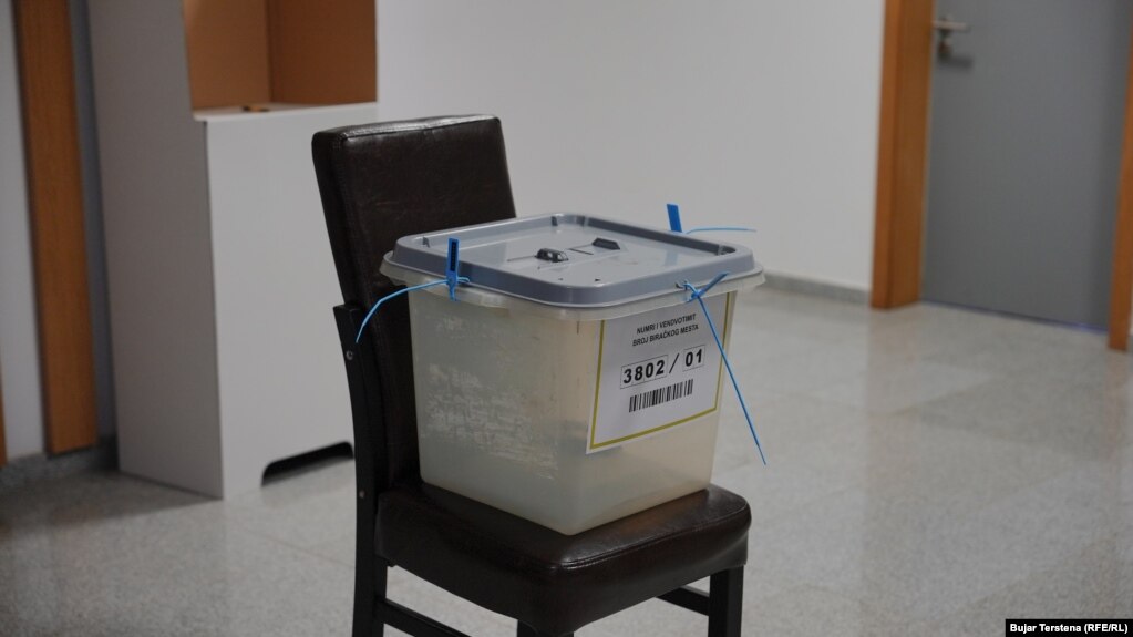 Një qendër votimi në Mitrovicë të Veriut, një prej katër komunave të banuara me shumicë serbe.&nbsp;