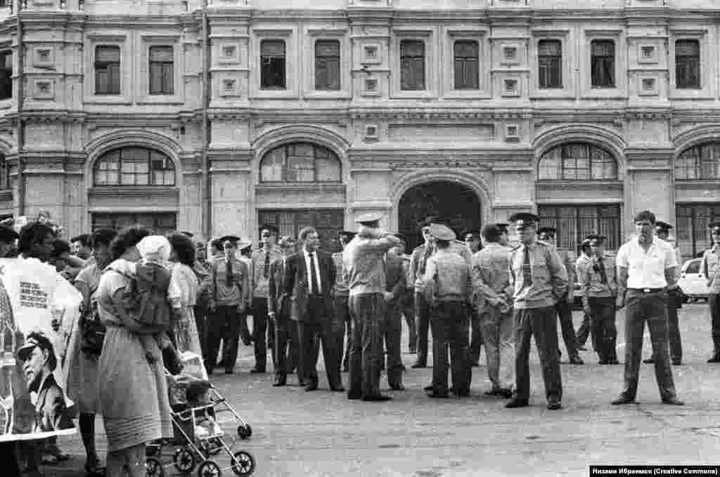 Протест чарасында катнашучылар