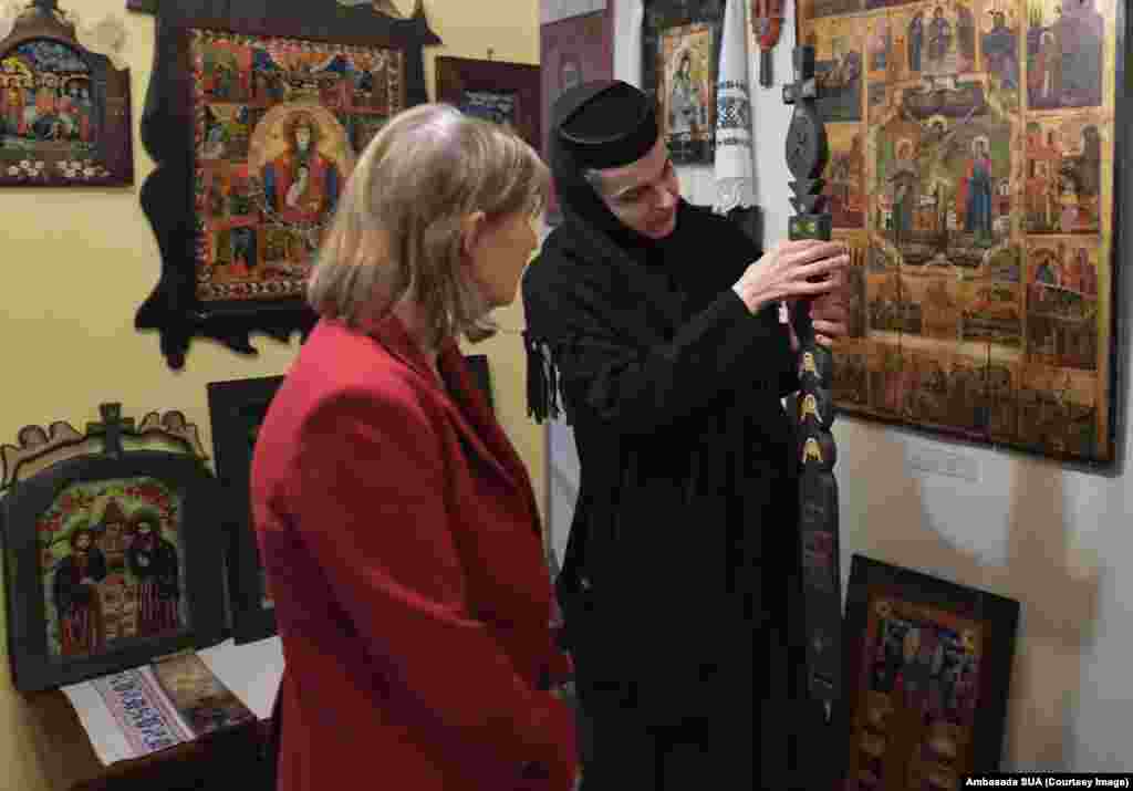 Colecția de icoane vechi păstrate la Muzeul Catedralei Ortodoxe din Timișoara a fost vizitată de doamna ambasador Kavalec.