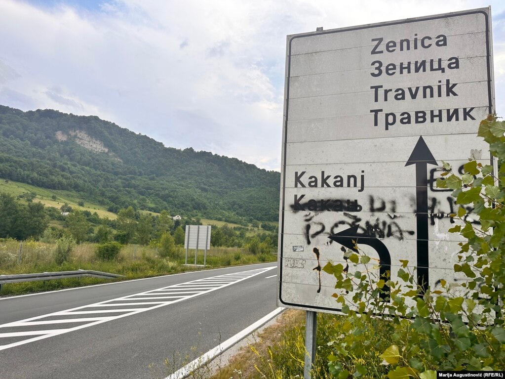 Putokaz na području srednje Bosne sa prekriženim ćiriličnim natpisom i potpisom navijačke grupe horde zla